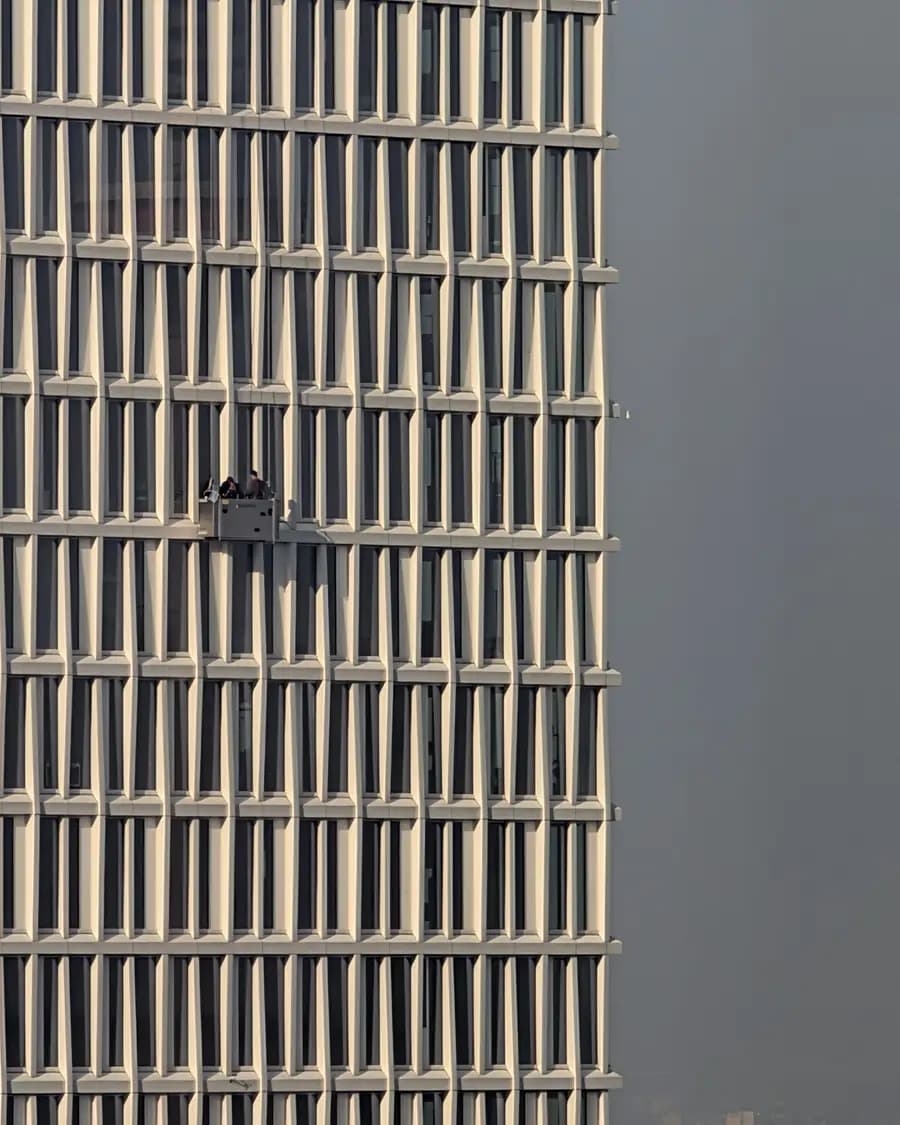 Edificio de oficinas con equipo de trabajo en la fachada