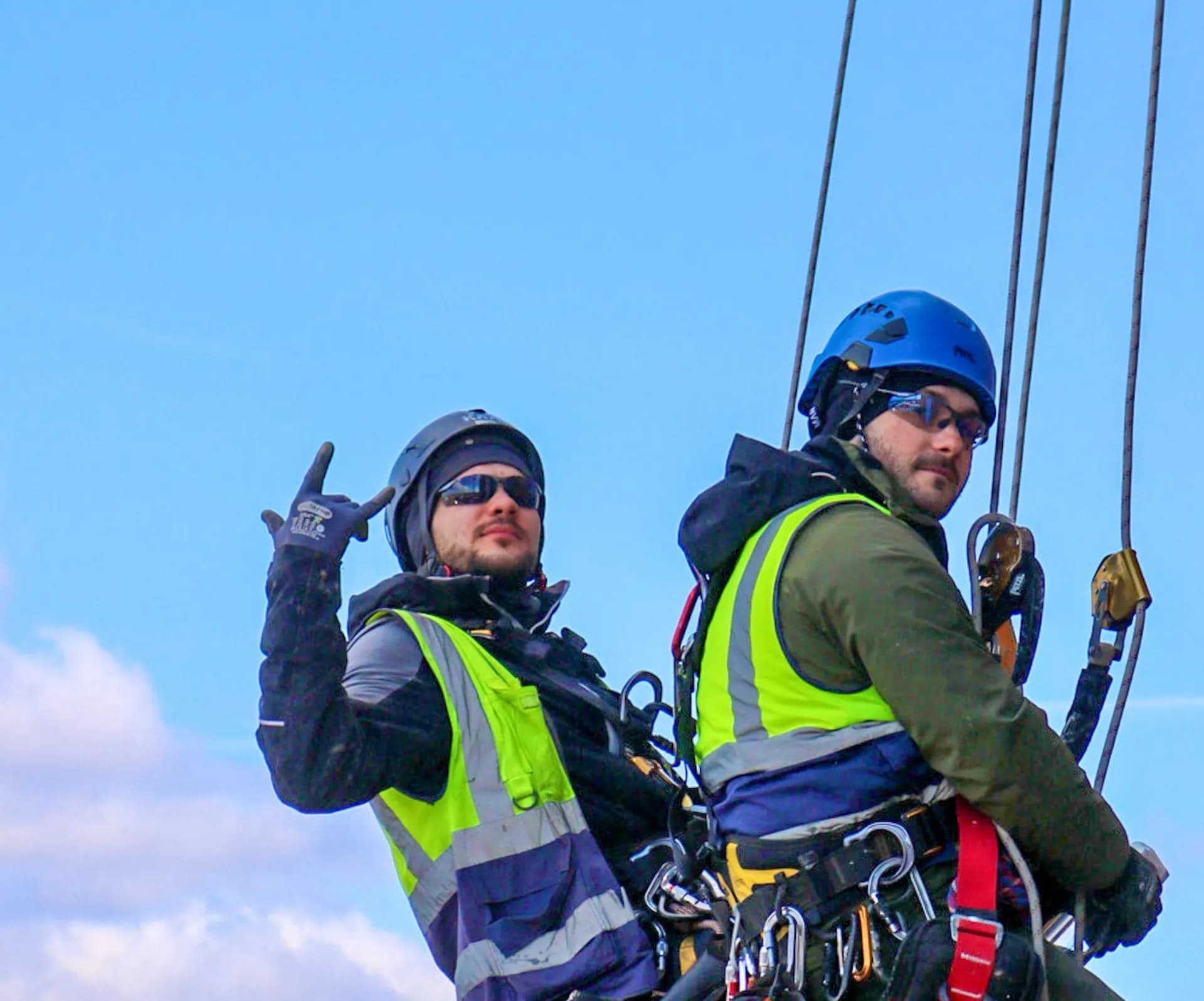 Dos técnicos de Vertihay suspendidos en cuerdas en la fachada de un edificio